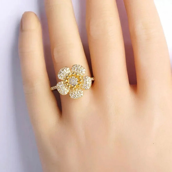 VQ Three-tone Jewelry Set - Picture 5 of 8